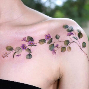 tatuaggio floreale spalla
