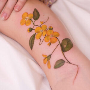 tatuaggio floreale braccio