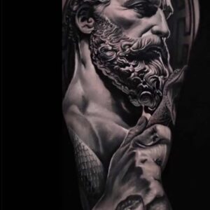 tatuaggio realistico divinità