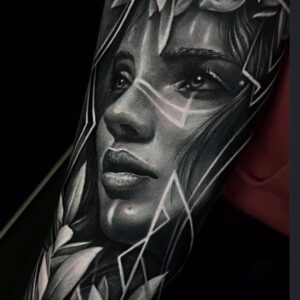 tatuaggio realistico donna